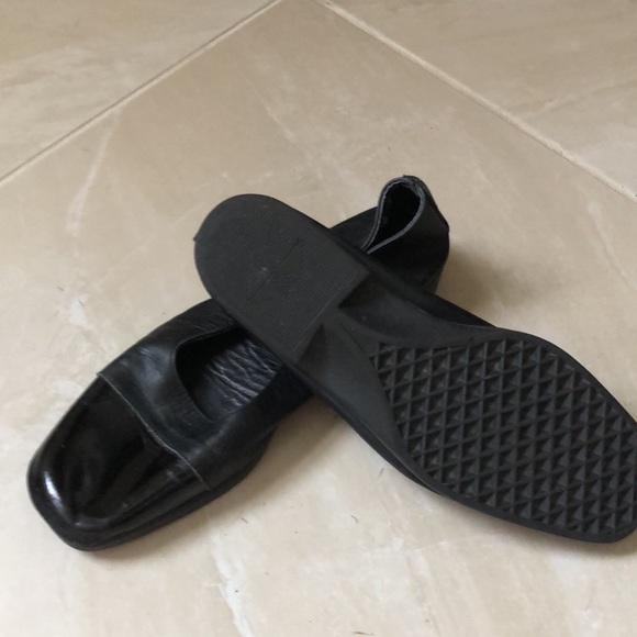 Black leather flat with patent toe - Picture 2 of 3